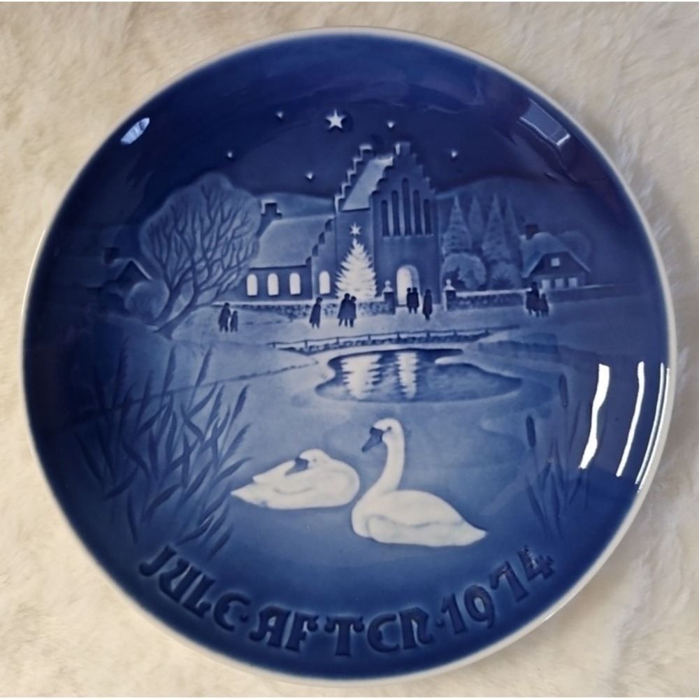 Landsbyjul 'Christmas In The Village' ~1974 B&G Royal Copenhagen ~7 1/4" Plate ~